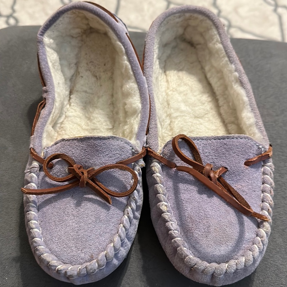 Lamo slippers no size tag found measures 10 inches long and 3.5 across.